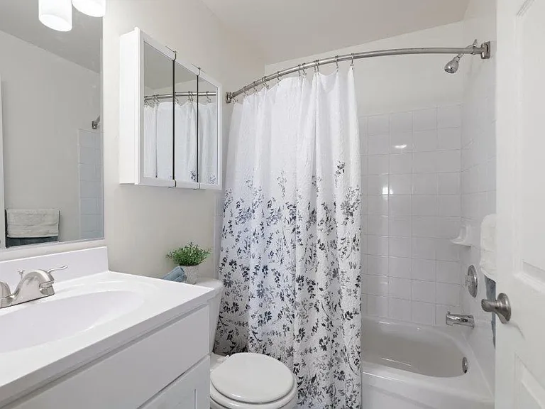 Mews at Annandale Townhomes — Photo 8
