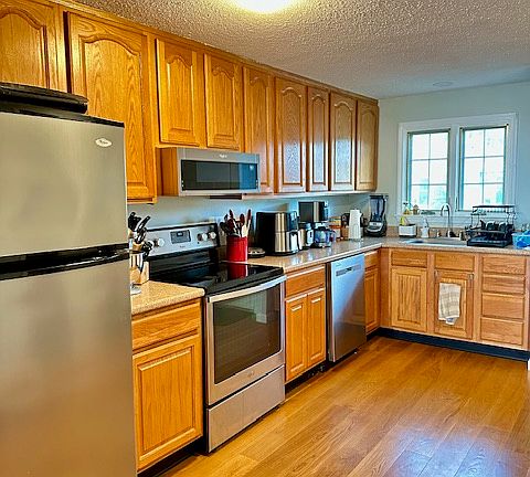 3rd image of 947 Fox Hollow Dr