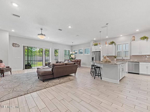 5th image of 379 DANIEL PARK Circle
