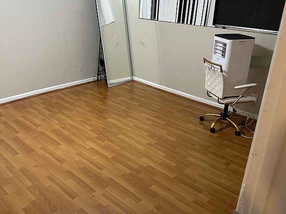 4th image of 20306 Cohasset St #13