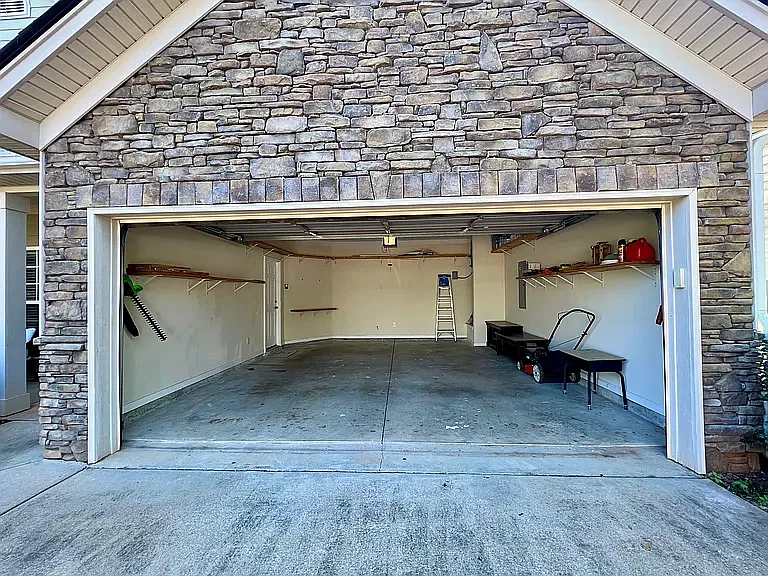 4 bed, 2.5 bath, 2182 sqft, $2,200 — Photo 2