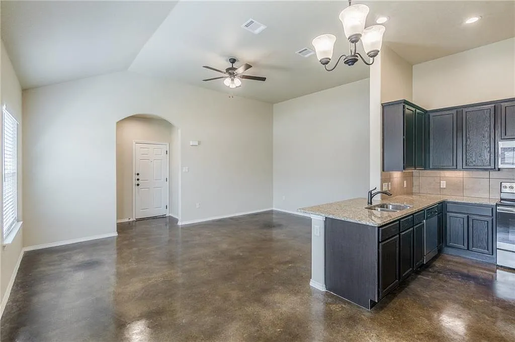 3 bed, 2.0 bath, 1250 sqft, $1,650 — Photo 2