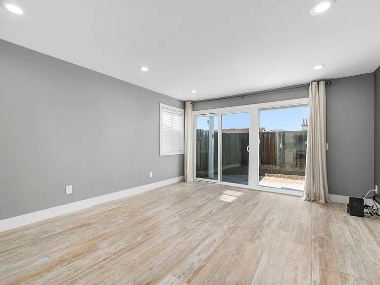 22951 E Cliff Dr — Photo 4