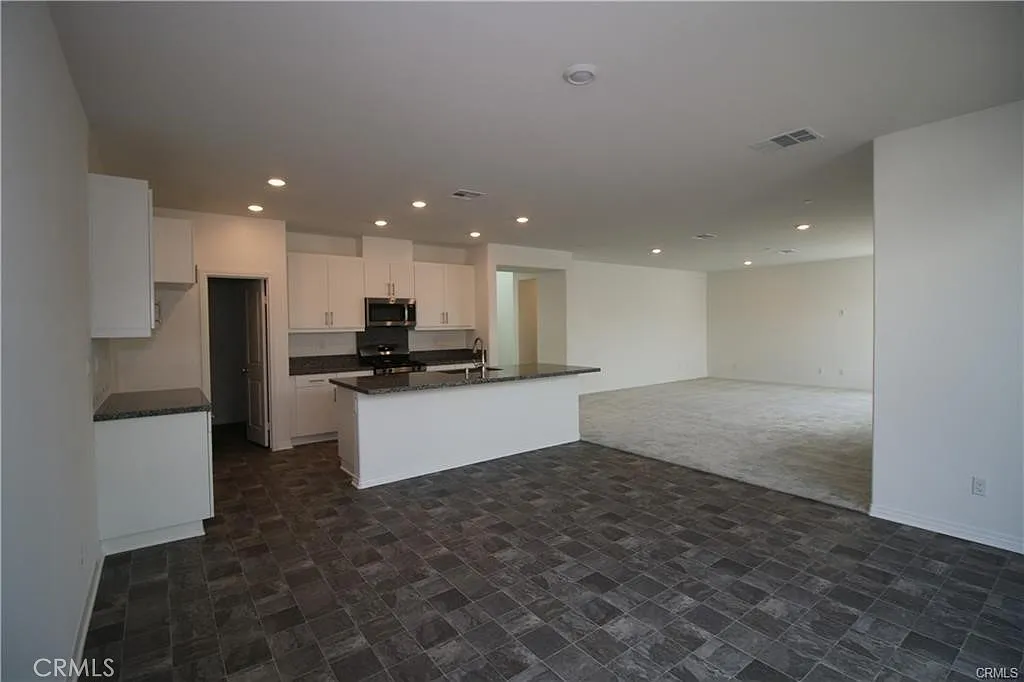 3 bed, 2.5 bath, 2800 sqft, $3,100 — Photo 4