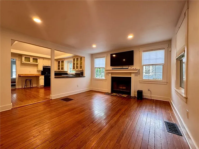 687 Brownwood Ave — Photo 4