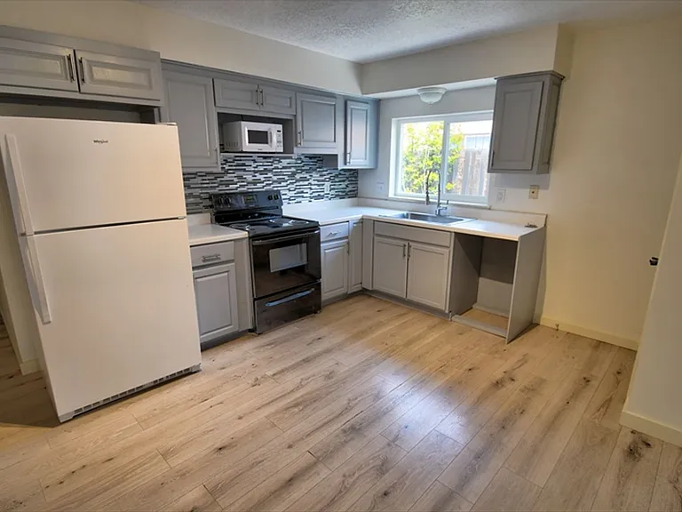 521 Nathan St SE — Photo 4