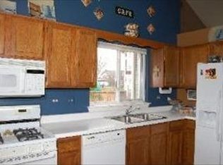 15 Locust Ct, South Elgin, IL 60177