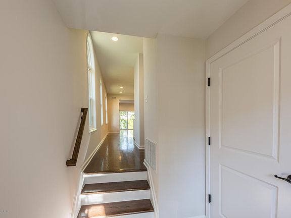 3rd image of 610 Boulton Ave