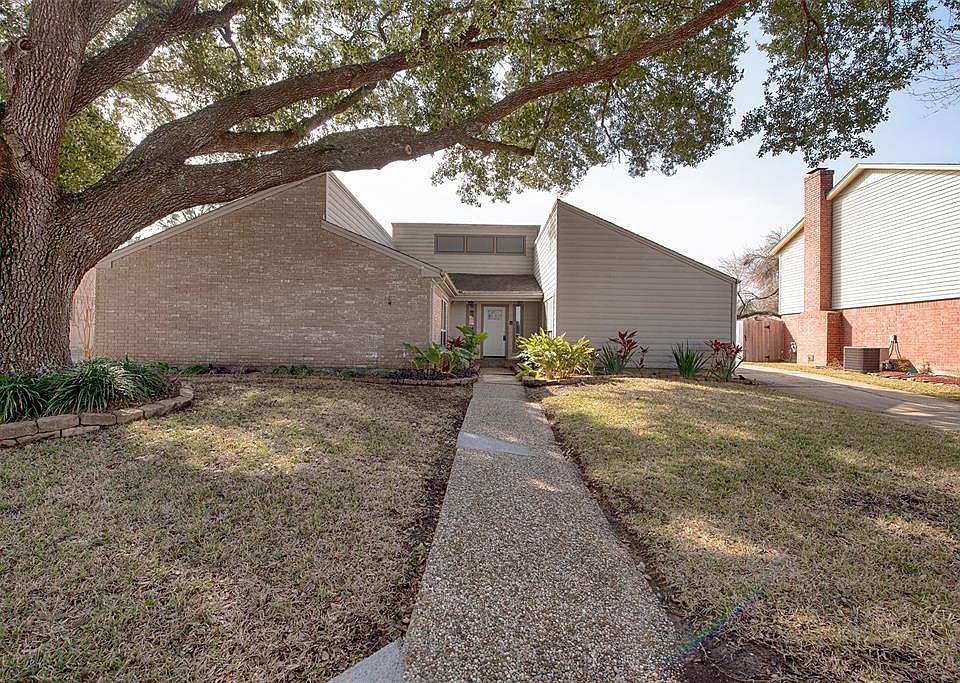 1st image of 14918 Hollydale Dr