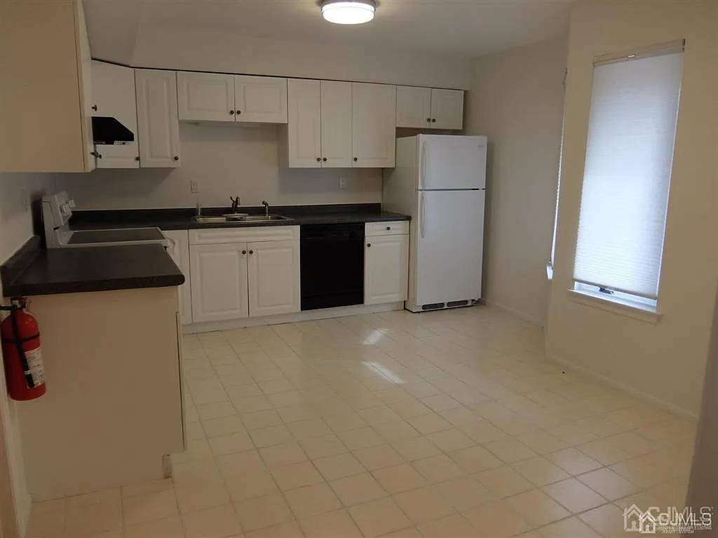 3 bed, 2.5 bath, 2174 sqft, $3,700 — Photo 2