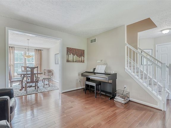 5th image of 49 Princeton Ln
