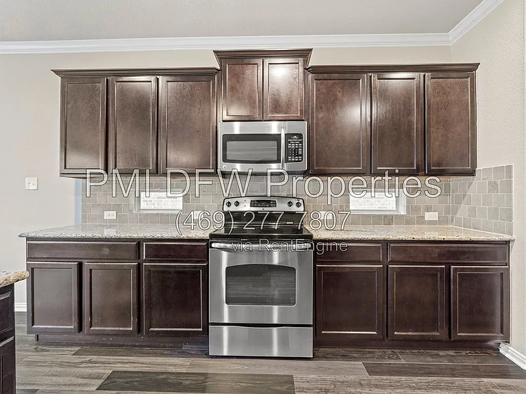 1624 Medina Ln — Photo 10