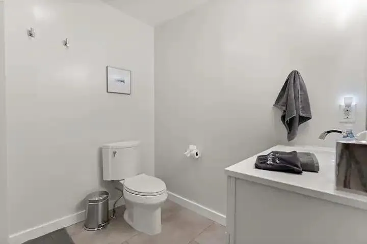 29 Versailles Ave — Photo 49