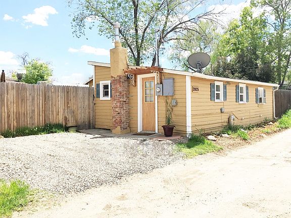 Designated parking for 1 vehicle. Easy access to cottage.