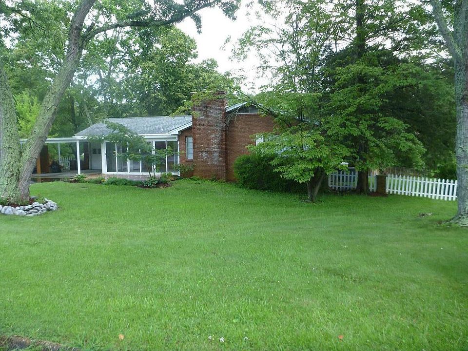 Nice front yard.