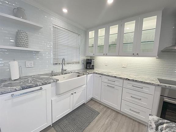 5th image of 44 Yacht Club Dr APT 210