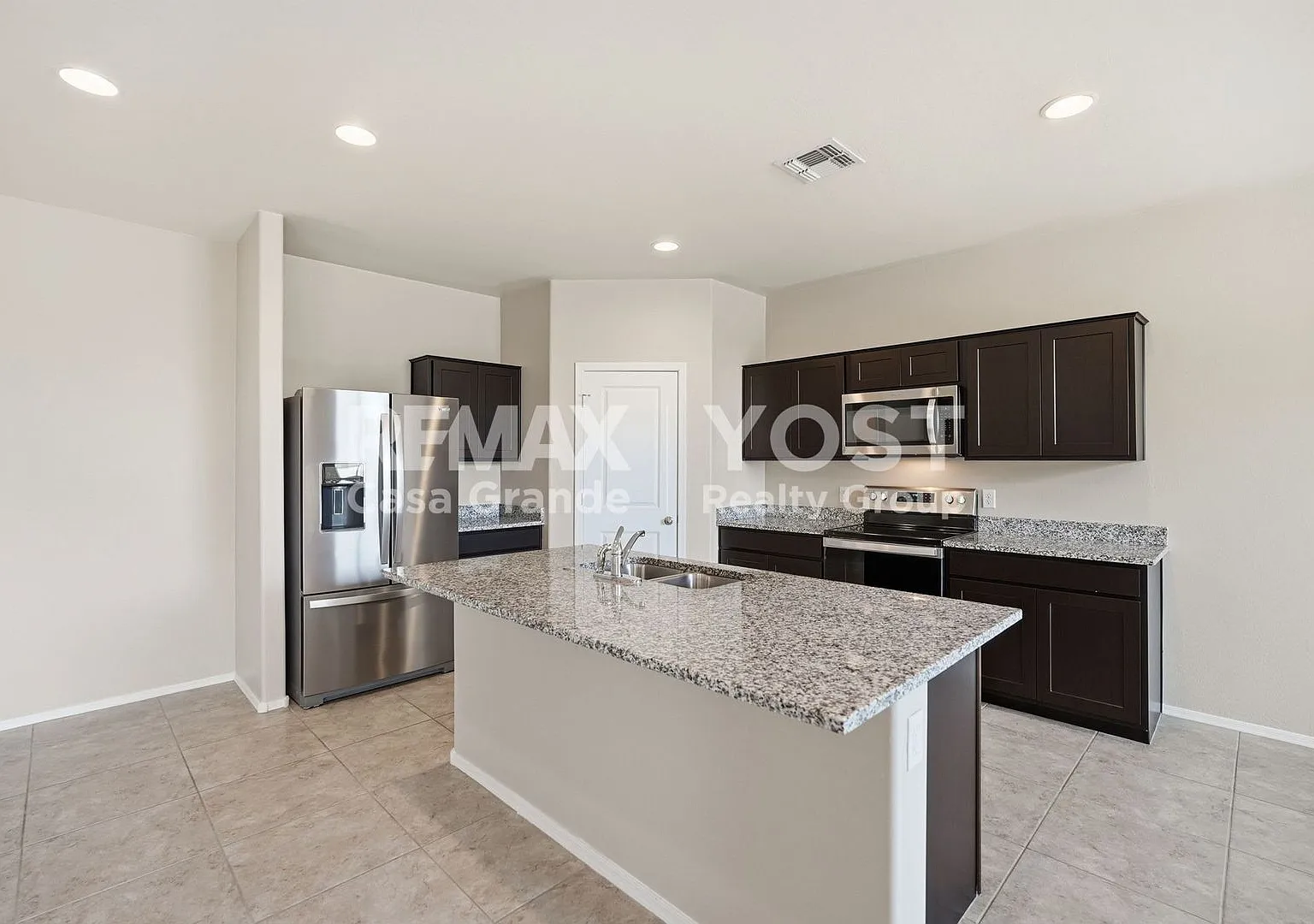 Beautiful Kitchen, Open Layout, and Room to Relax! — Photo 4