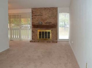 748 Overlook Circle Dr APT E, Ballwin, MO 63021