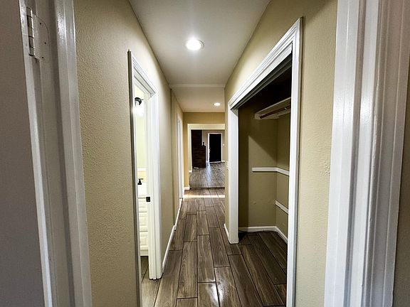 HALLWAY TO CLOSET/ MASTER BATHROOM/ WALK IN LAUNDRY