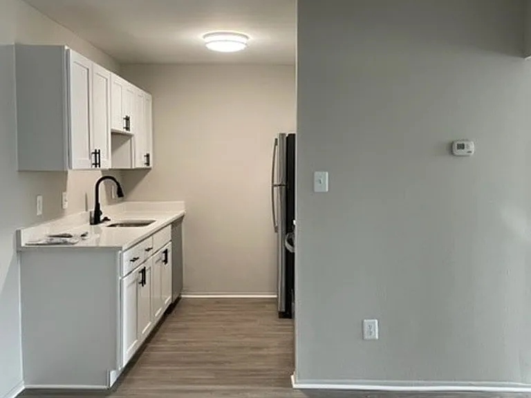 333 Marshall Apartments — Photo 26