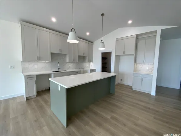 242 Doran WAY, Saskatoon, SK S7H 4N2