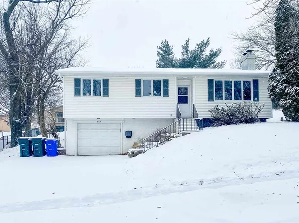 2117 Northgate Dr NE, Cedar Rapids, IA 52402