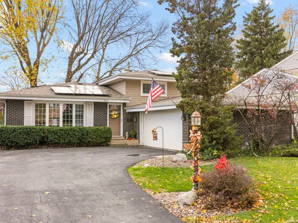 9021 Chestnut Dr, Hickory Hills, IL 60457
