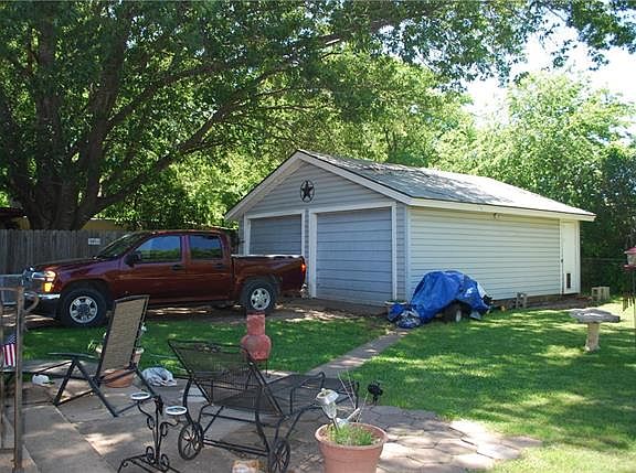 3rd image of 920 Park Dr