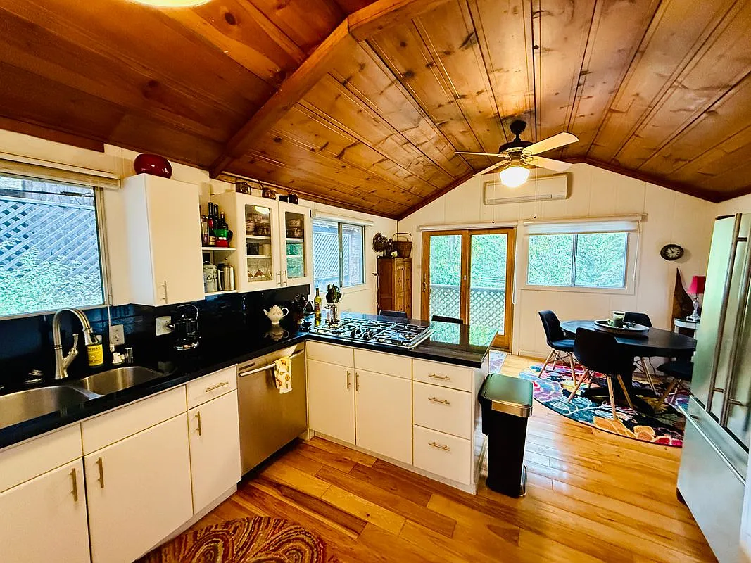 2 bed, 1.5 bath, 1042 sqft, $3,250 — Photo 4