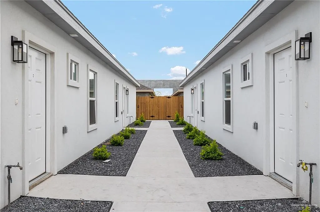 Building Photo - 5901 Northwestern Ave #2