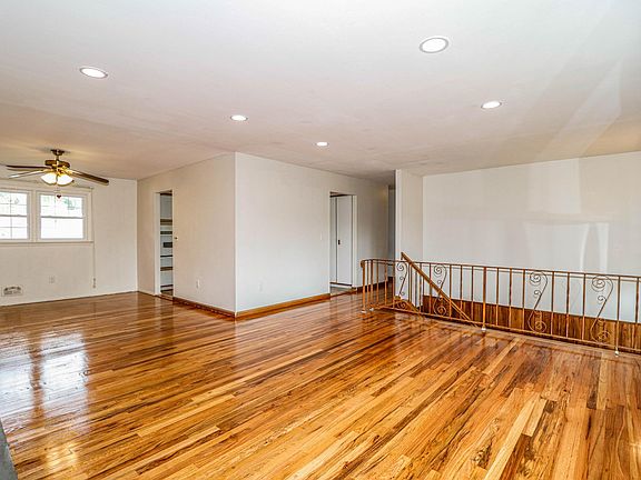 3rd image of 412 Emma Dr