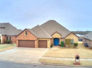 808 Lindsey Ln, Moore, OK 73160