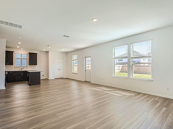 5th image of 1608 Holly Lake Dr