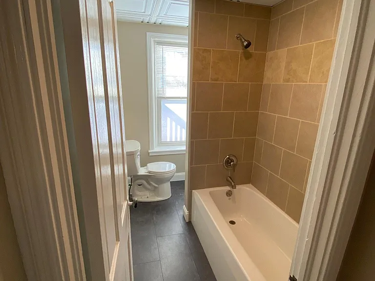348 S Market St — Photo 3