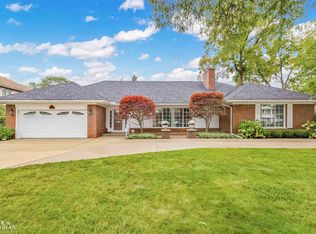 7 Crestwood Dr, Grosse Pointe Shores, MI 48236