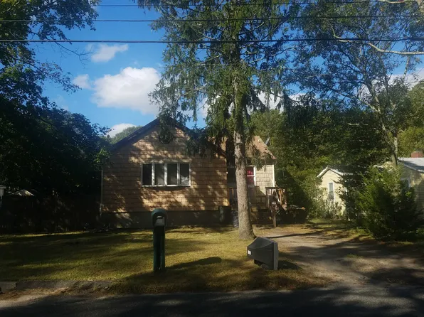 298 Magnolia Dr, Selden, NY 11784