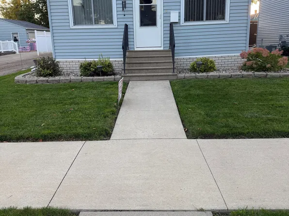1215 S 3rd St, Aberdeen, SD 57401