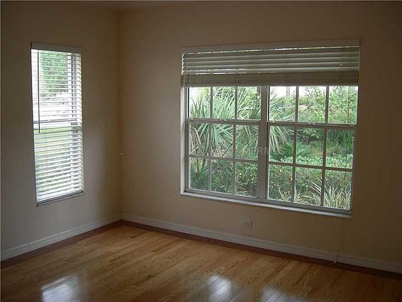 3rd image of 411 Deer Park Ave