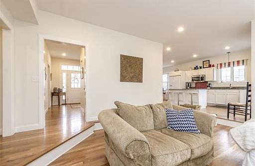 5th image of 71 Choate St