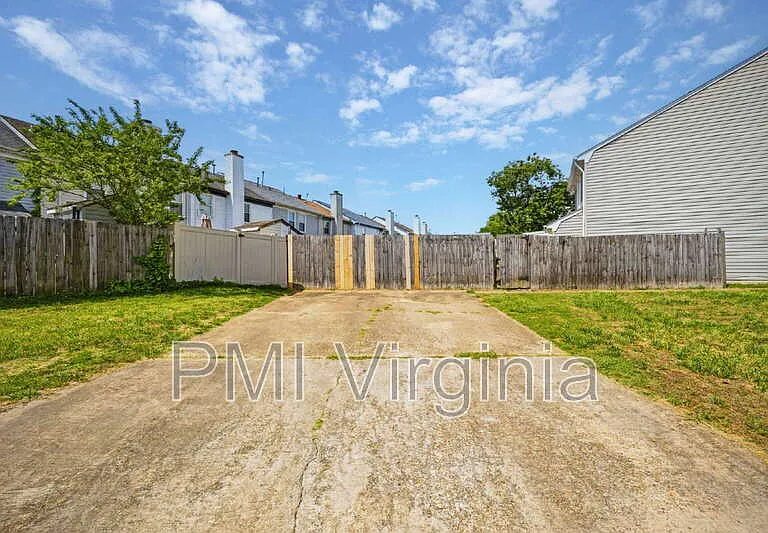 1151 Hillock Xing — Photo 3