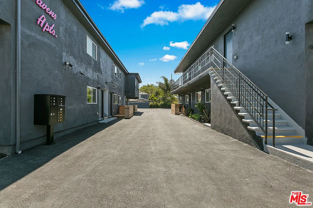 2 bed, 1.0 bath, 800 sqft, $2,295 — Photo 2