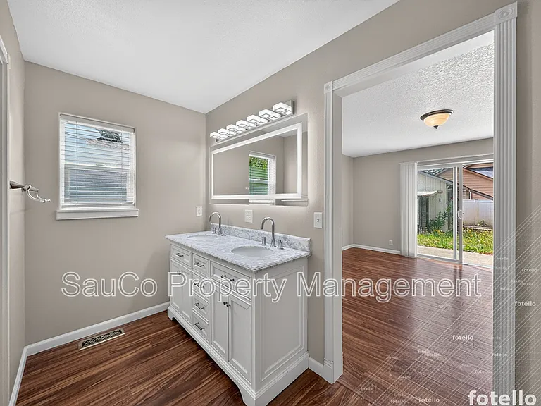 661 NW Connell Ave — Photo 14