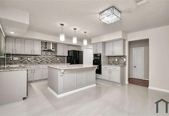 3rd image of 2914 Skypark Dr