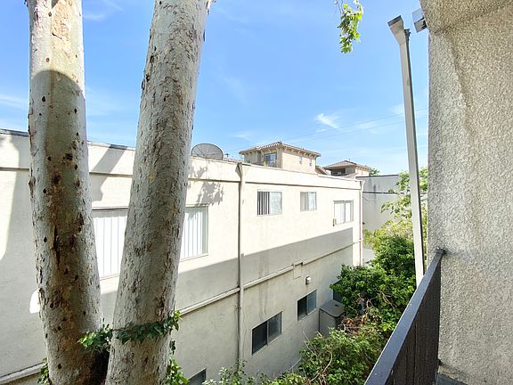 5th image of 10824 Otsego St #207