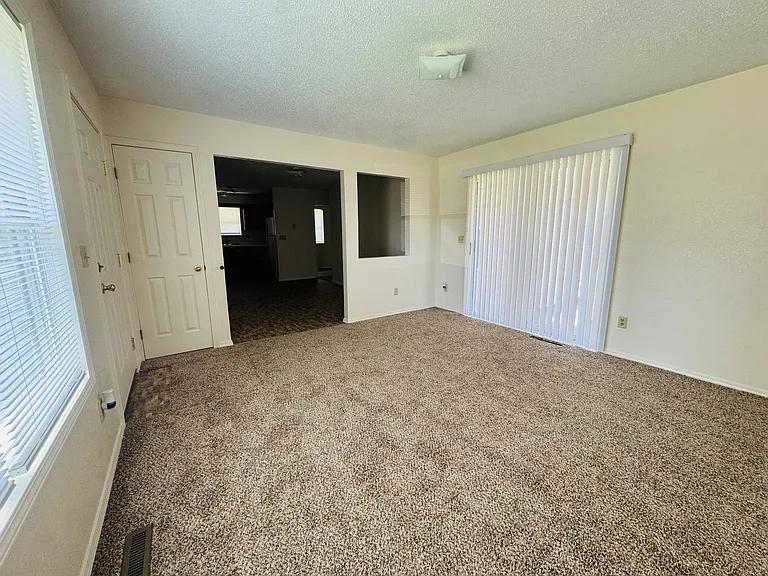 204 Howard St — Photo 5