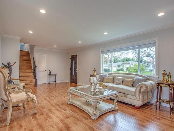 3rd image of 212 Coventry Dr