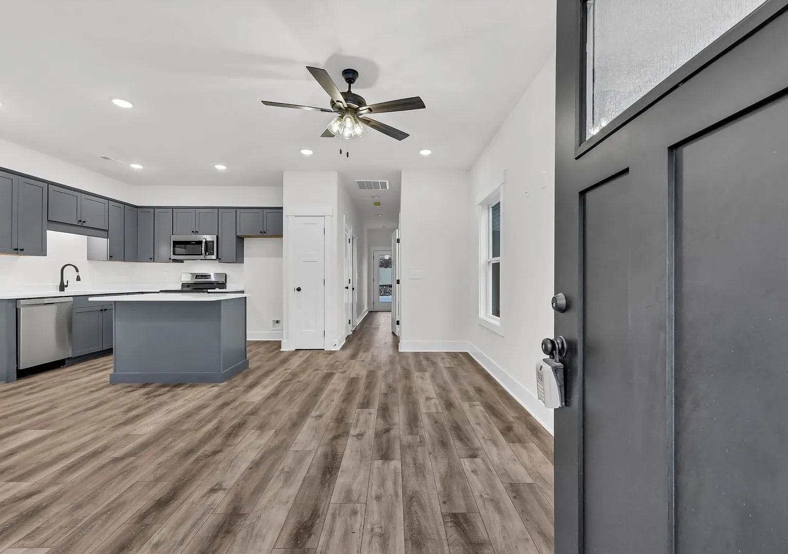 Fantastic 3 Bedroom 2 1/2 Bath Condo For Rent Near Downtown! — Photo 4