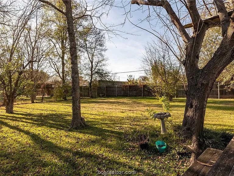 704 Edgemore Dr — Photo 4