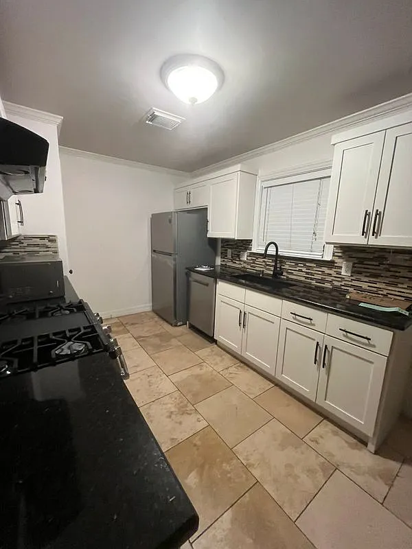 4 bed, 2.0 bath, 1770 sqft, $2,500 — Photo 3