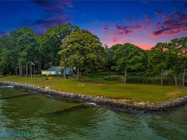 255 Bayberry Ln, Reedville, VA 22539